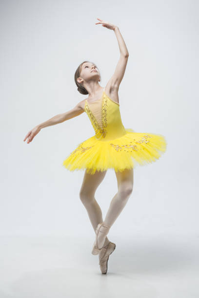 jeune danseuse classique sur fond blanc - pointed toe photos et images de collection