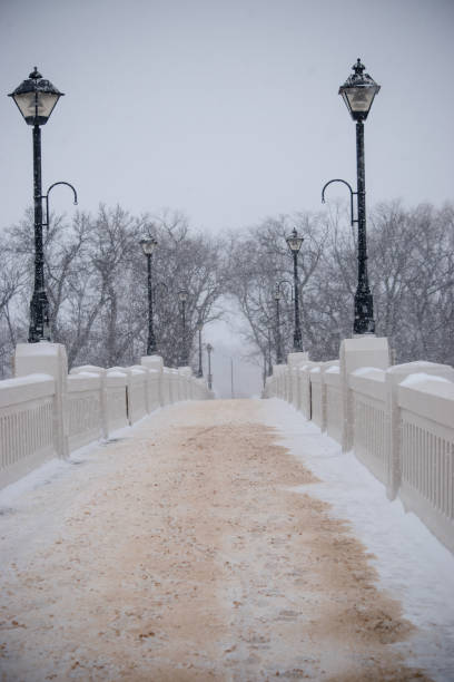 snow bridge - manitoba winnipeg winter bridge imagens e fotografias de stock