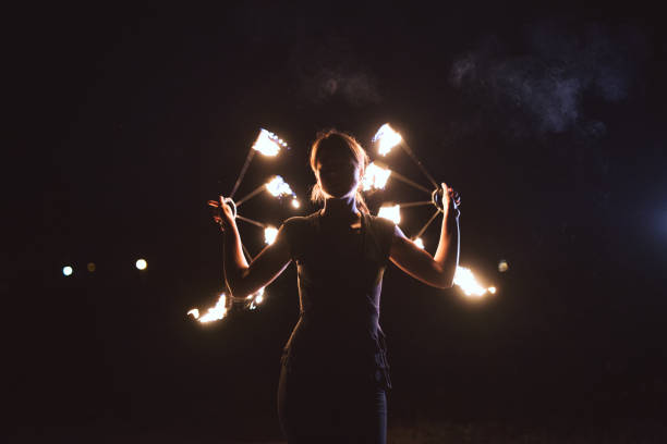 feux de filature - fire dancer photos et images de collection