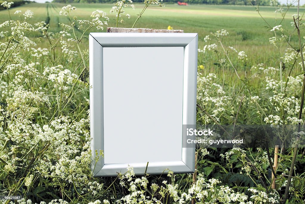 Marco blanco en el campo - Foto de stock de Aire libre libre de derechos