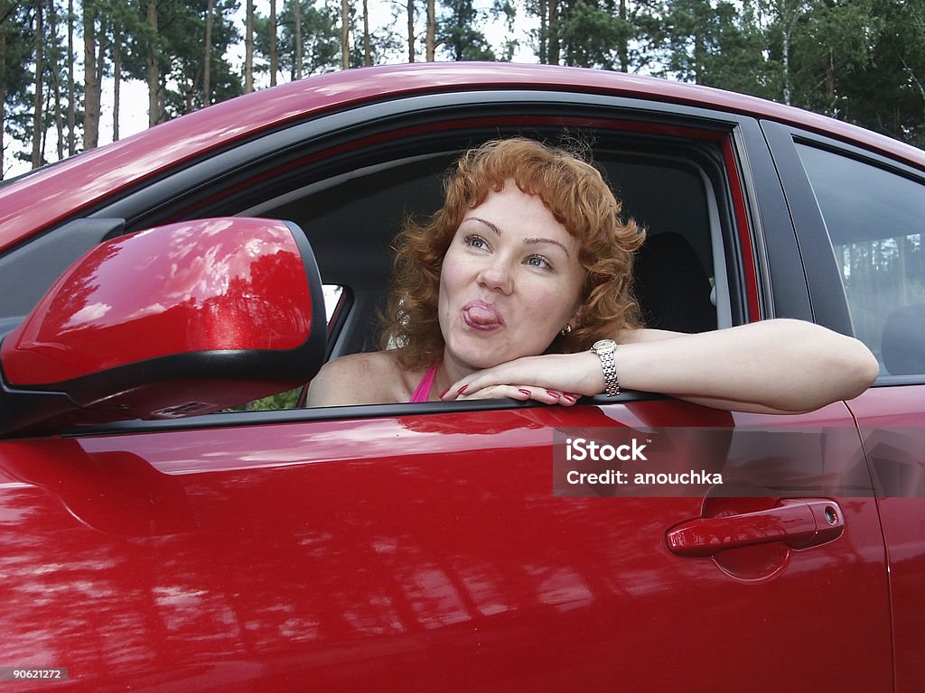 Jeune Belle femme en voiture rouge - Photo de Conduire libre de droits