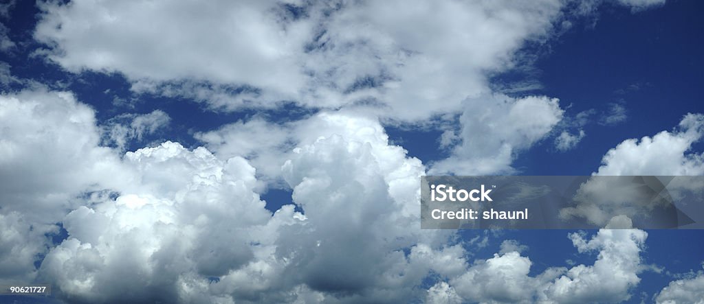 Gepolsterte weiße Wolken - Lizenzfrei Blau Stock-Foto