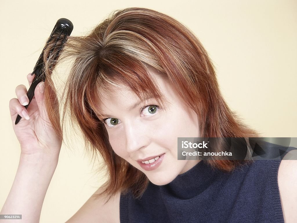 Giovane donna con Spazzola per capelli - Foto stock royalty-free di 20-24 anni