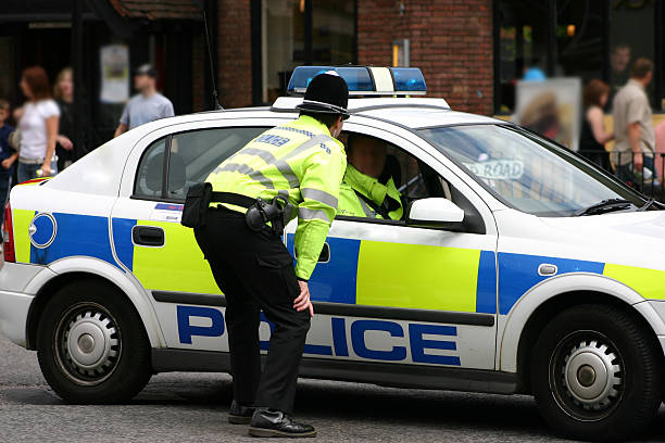 voiture et cop - british transport police photos et images de collection