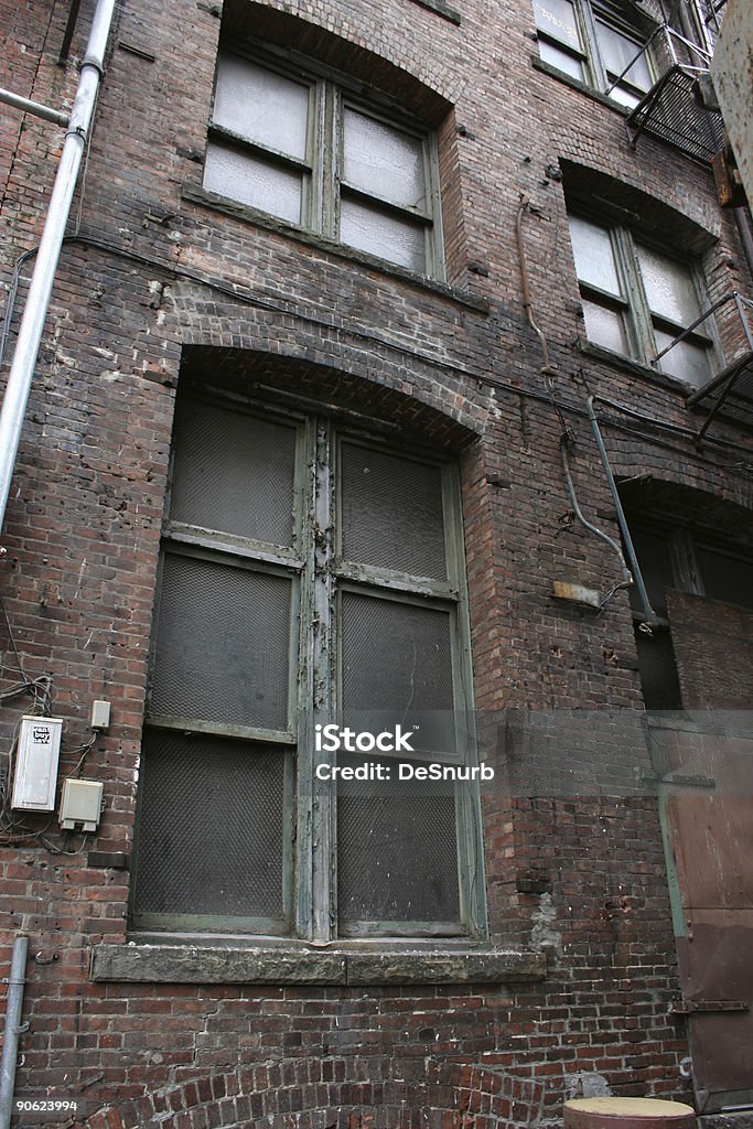 Antiguo edificio de ladrillo - Foto de stock de Arquitectura exterior libre de derechos