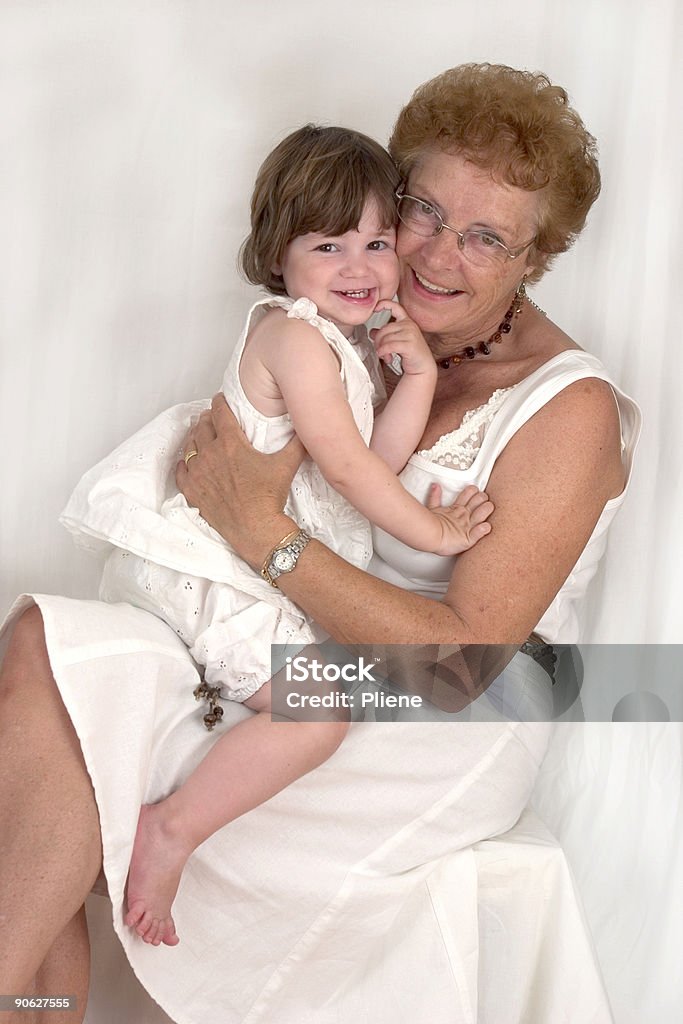 Счастливая бабушка и Внучка (2 - Стоковые фото Активный пенсионер роялти-фри