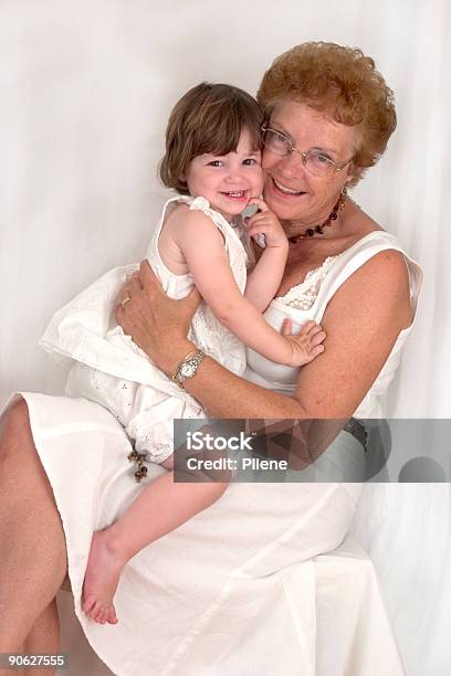 Счастливая Бабушка И Внучка 2 — стоковые фотографии и другие картинки Активный пенсионер - Активный пенсионер, Бабушка, Близость