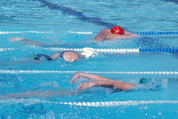 Tres mujeres jóvenes piscina de la mariposa - foto de stock