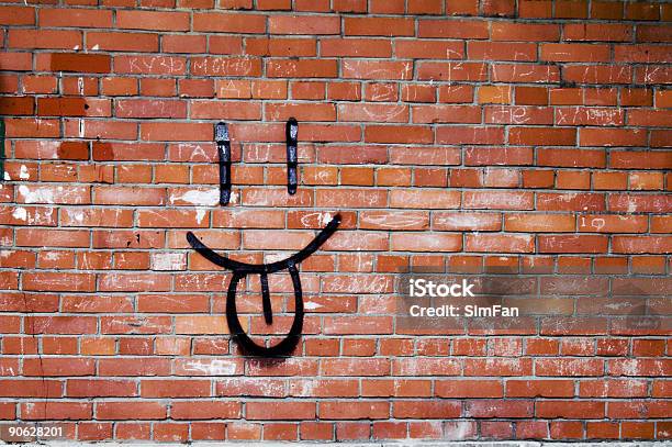 Graffiti De La Pared De Ladrillo Y Una Sonrisa Foto de stock y más banco de imágenes de Pintada - Pintada, Sacar la lengua, Sonreír