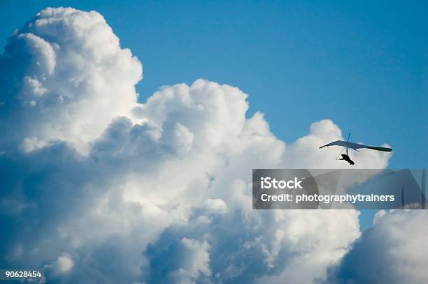 Yonder Azul En La Naturaleza Salvaje Foto de stock y más banco de imágenes de Vuelo libre - Vuelo libre, Aladelta, Nube