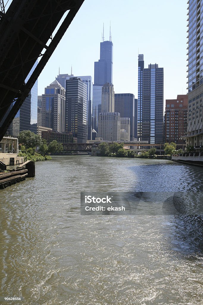 Wolkenkratzer entlang des Chicago River - Lizenzfrei Arbeiten Stock-Foto