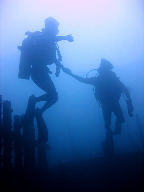 follow me subacquei buddy team filippine - puerto galera foto e immagini stock