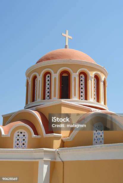 Kościół Na Dachu - zdjęcia stockowe i więcej obrazów Bez ludzi - Bez ludzi, Bezchmurne niebo, Czerwony