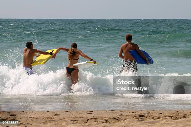 Tre Ragazzi Con Bodyboard - Fotografie stock e altre immagini di Abbronzatura - Abbronzatura, Acqua, Adolescente