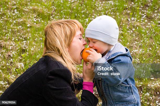 Mommy E Filho - Fotografias de stock e mais imagens de Adulto - Adulto, Alegria, Amor