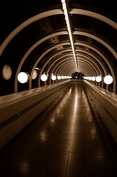 Túnel de passagem de sépia - foto de acervo