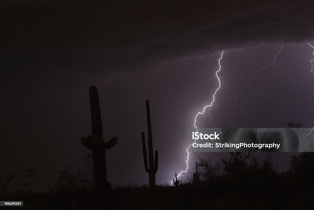 Lightning grève dans le désert - Photo de Boulon libre de droits
