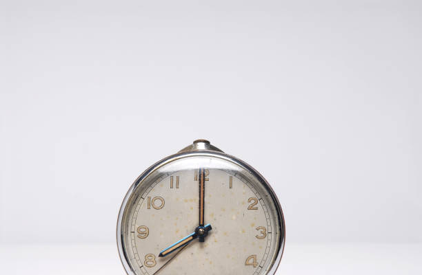 antique-v - clock clock hand antique clock face - fotografias e filmes do acervo