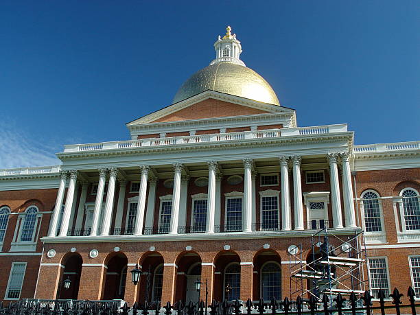 massachusetts state house em boston em beacon street - boston back bay street house - fotografias e filmes do acervo