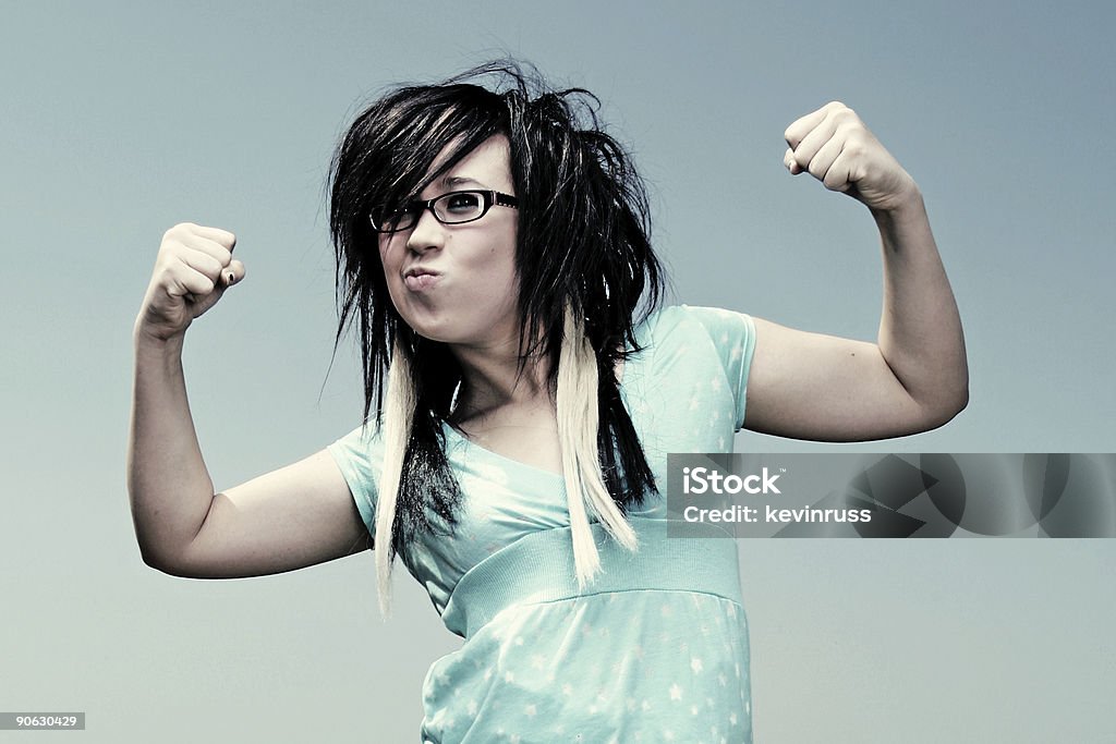 Młoda dziewczyna pokazując jej mięśnie - Zbiór zdjęć royalty-free (Przedłużanie włosów)