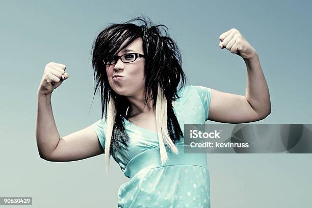 Młoda Dziewczyna Pokazując Jej Mięśnie - zdjęcia stockowe i więcej obrazów Przedłużanie włosów - Przedłużanie włosów, Zabawa, Brązowy