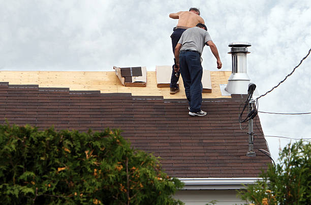 praca na dachu - roof roofer wood shingle house zdjęcia i obrazy z banku zdjęć