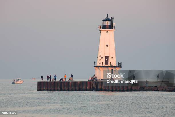 Sieć Pier Rybak I Latarnia Morska - zdjęcia stockowe i więcej obrazów Łowić ryby - Łowić ryby, Jezioro Michigan, Stan Michigan