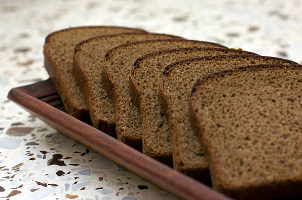 pan de centeno - bread food french currency freshness fotografías e imágenes de stock