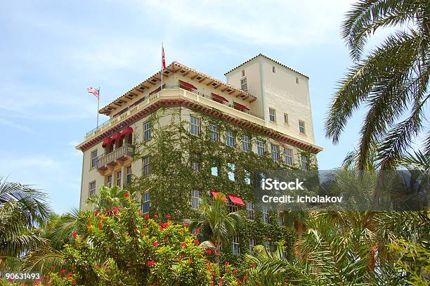 Foto de Edifício Com Bush E Palmeiras e mais fotos de stock de Arbusto - Arbusto, Arquiteto, Arquitetura