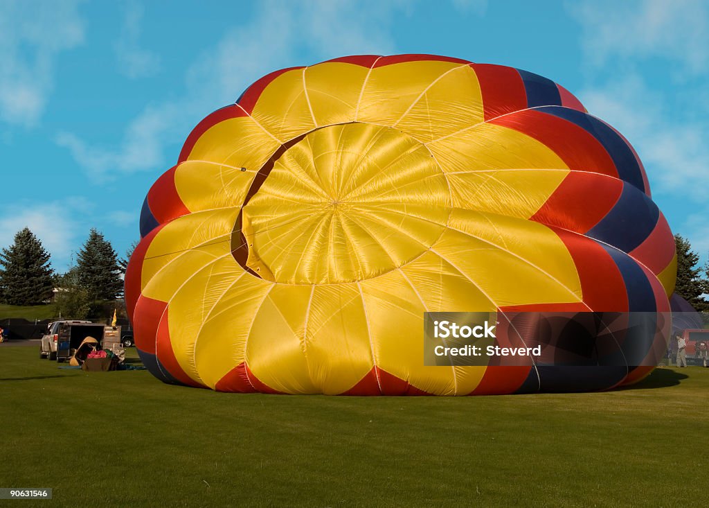 Balon na gorące powietrze napełniania - Zbiór zdjęć royalty-free (Baldachim)