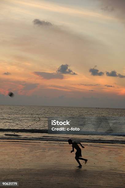 Junge Und Sonnenuntergang Stockfoto und mehr Bilder von Abenddämmerung - Abenddämmerung, Amerikanischer Football, Buchstabe S