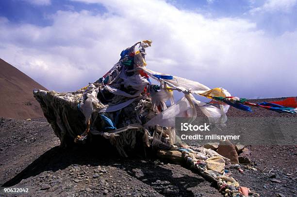 Buddist Bandera De Oración A Las Montañas Foto de stock y más banco de imágenes de Aire libre - Aire libre, Amarillo - Color, Arena