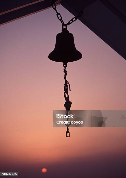 Bell Alla Sera - Fotografie stock e altre immagini di Campana - Campana, Chiamare con un cenno, Composizione verticale