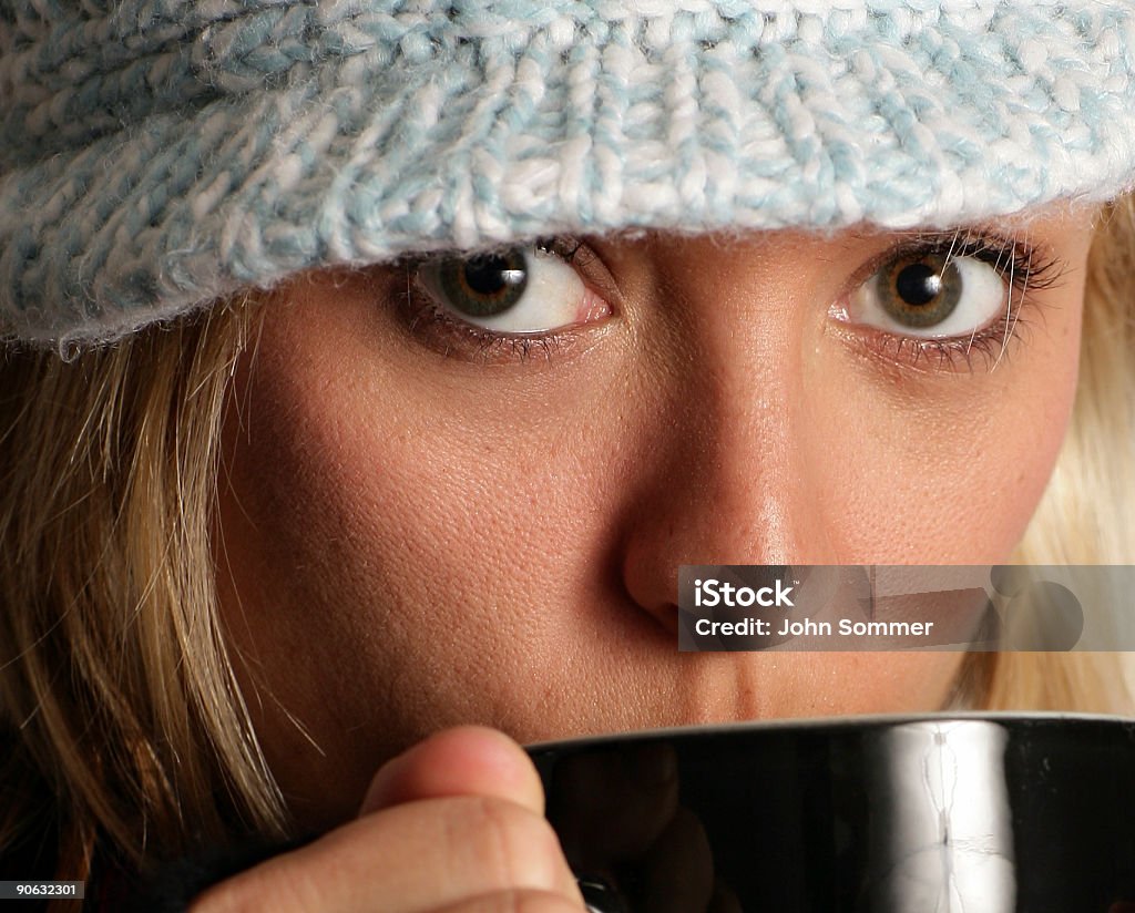 Девушка, наслаждаясь кофе или чай - Стоковые фото 20-29 лет роялти-фри