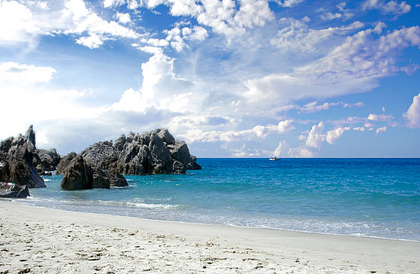 Praia, mar e pedras - fotografia de stock