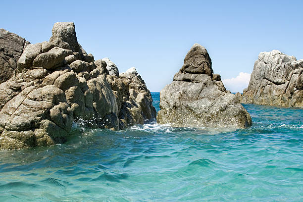 Praia, mar e pedras - fotografia de stock
