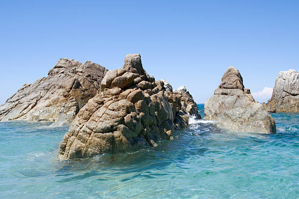 Praia, mar e pedras - fotografia de stock