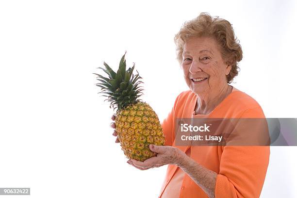 Kobieta Gospodarstwa Ananasa - zdjęcia stockowe i więcej obrazów Aktywni seniorzy - Aktywni seniorzy, Ananas, Białe tło