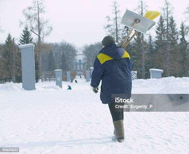 Photo libre de droit de Hiver banque d'images et plus d'images libres de droit de Agent de ménage - Agent de ménage, Arbre, Balai