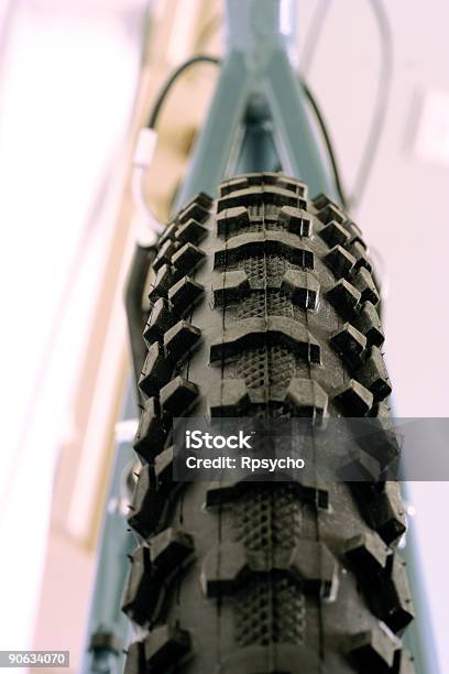 Foto de Bicicleta De Pneu e mais fotos de stock de Afiado - Afiado, Aço, Aço Inoxidável