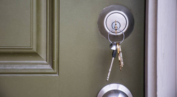 cerrar en claves dentro de la puerta de la nueva propiedad en nuevo suburbio real estate - cerrar con llave fotografías e imágenes de stock