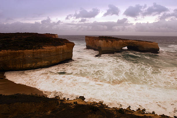 londyn bridge - london arch great ocean road cliff australia zdjęcia i obrazy z banku zdjęć