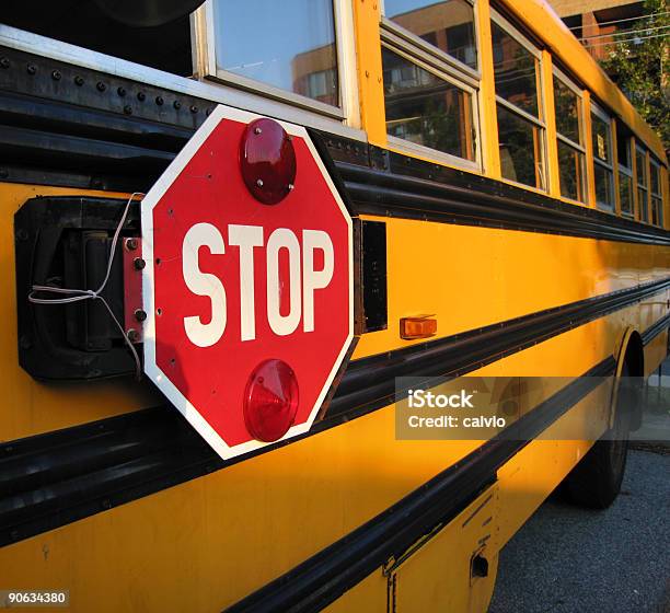 Foto de Ônibus Escolar Detalhe e mais fotos de stock de Amarelo - Amarelo, Criança de Escola, Educação