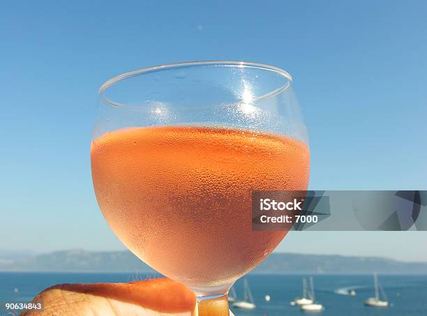 Sunny Rose Vino Foto de stock y más banco de imágenes de Vino rosado - Vino rosado, Frío, Cristal - Material