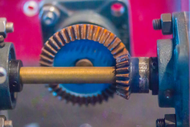 Sample of bevel gear set. Bevel gears are gears where the axes of the two shafts intersect and the tooth-bearing faces of the gears themselves are conically shaped on shafts that are 90 degrees apart. conjunto de la muestra de engranaje cónico. engranajes cónicos son engranajes donde se cruzan los ejes de los dos ejes y de las caras del cojinete de diente de los engranajes se tienen forma cónica en los ejes que están separados 90 grados.