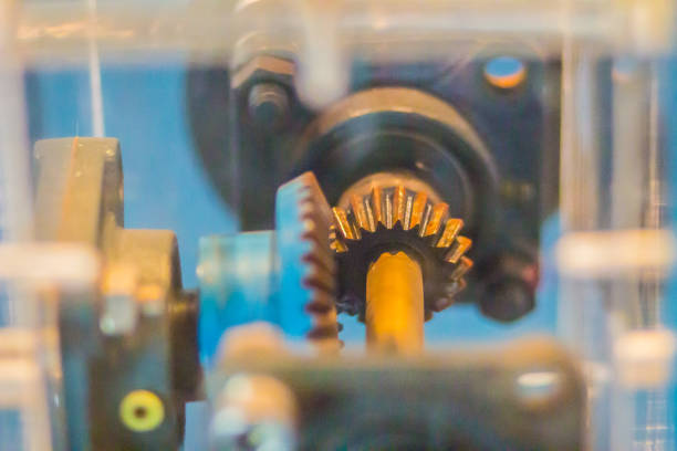 Sample of bevel gear set. Bevel gears are gears where the axes of the two shafts intersect and the tooth-bearing faces of the gears themselves are conically shaped on shafts that are 90 degrees apart. conjunto de la muestra de engranaje cónico. engranajes cónicos son engranajes donde se cruzan los ejes de los dos ejes y de las caras del cojinete de diente de los engranajes se tienen forma cónica en los ejes que están separados 90 grados.