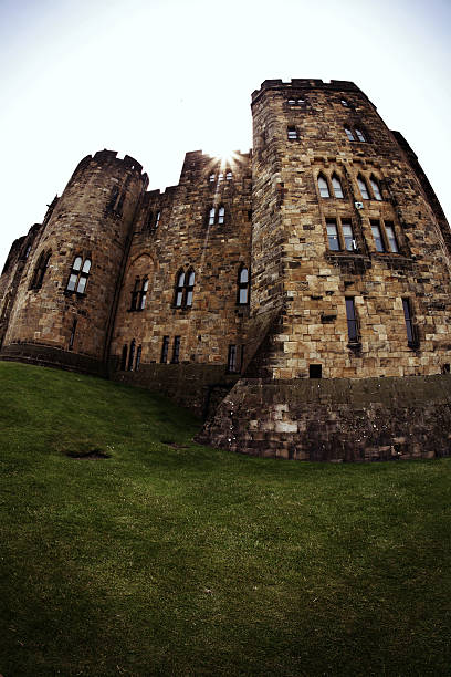 duży zamek w alnwick anglia - alnwick castle green alnwick castle zdjęcia i obrazy z banku zdjęć