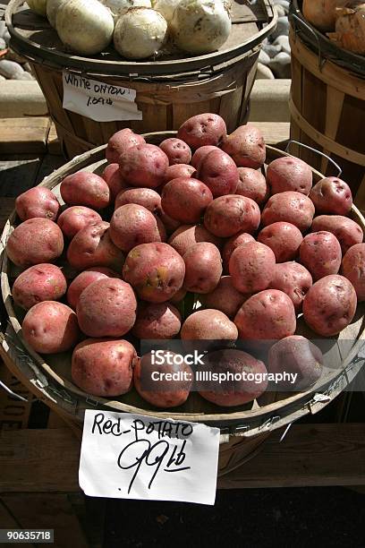 Batata Vermelha No Mercado De Produtos Agrícolas - Fotografias de stock e mais imagens de Alimentação Saudável - Alimentação Saudável, Ao Ar Livre, Banca de Mercado