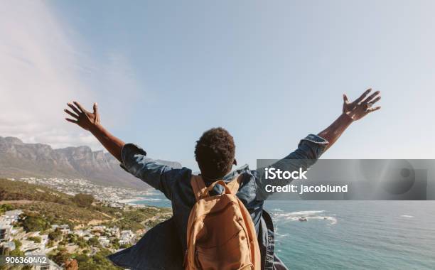 Mann Genießen Die Aussicht Vom Gipfel Des Berges Stockfoto und mehr Bilder von Männer - Männer, Reise, Tourist