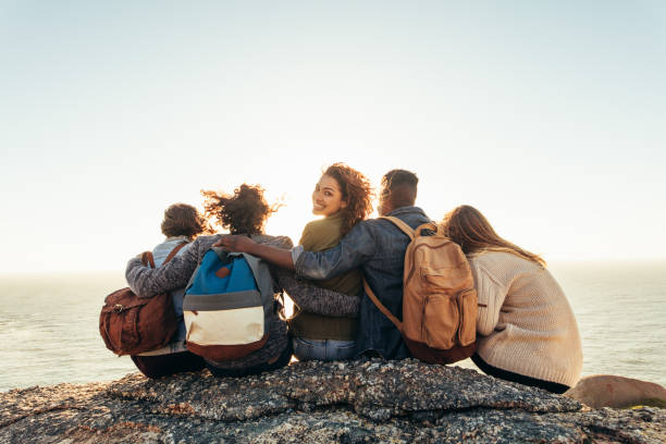 femme avec des amis, profiter d’une journée en plein air - multi ethnic group group of people small group of people people photos et images de collection